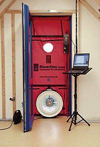 Blower Door Testgerät im Türrahmen